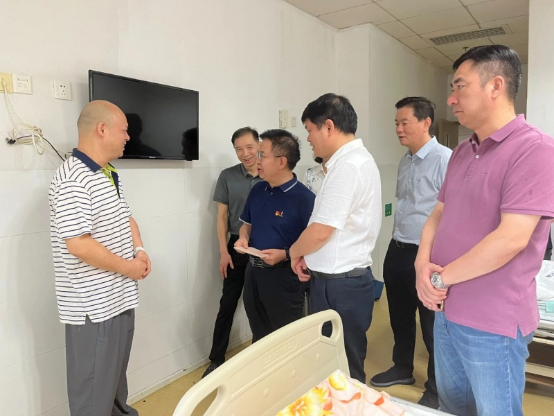 雨中慰問紓愁困 黨內(nèi)幫扶暖人心——全鐵軍一行赴中南建設(shè)集團(tuán)開展“七一”走訪慰問活動